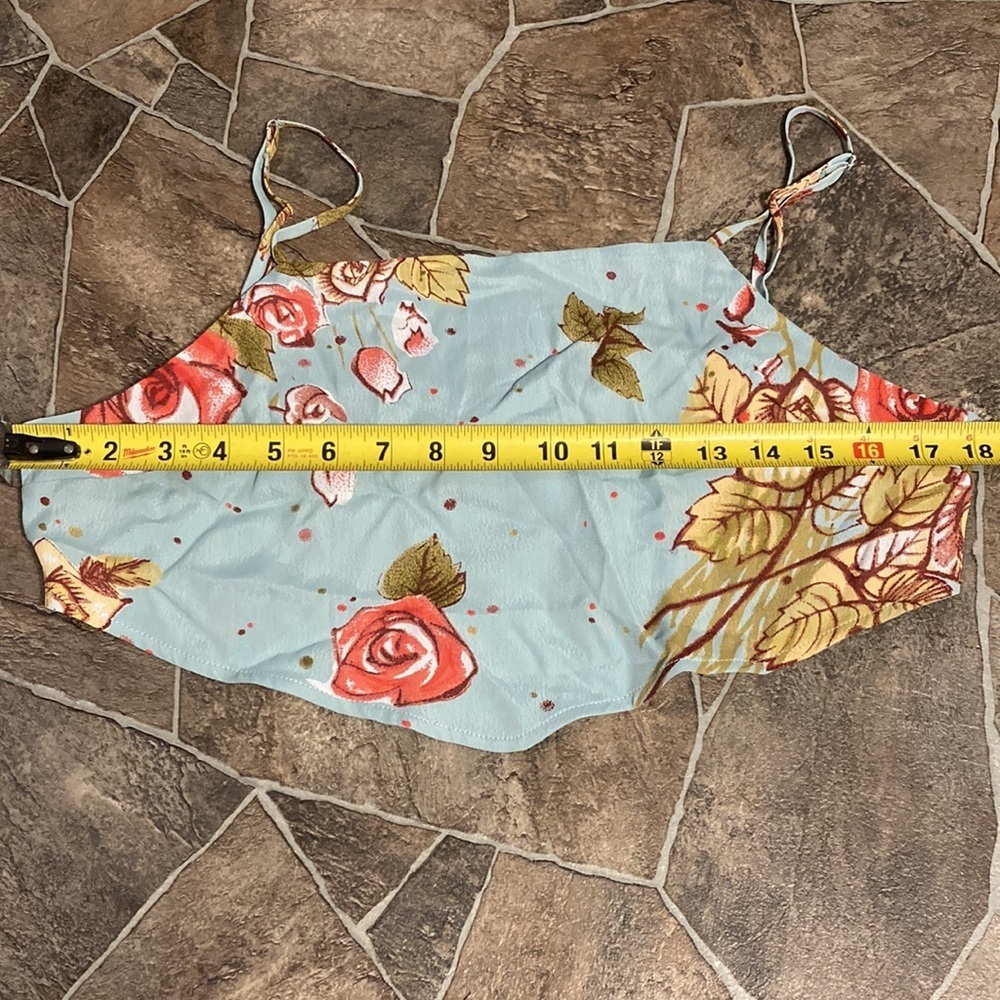 NWT Urban Renewal Floral Crop Top Sz Medium - Picture 2 of 10